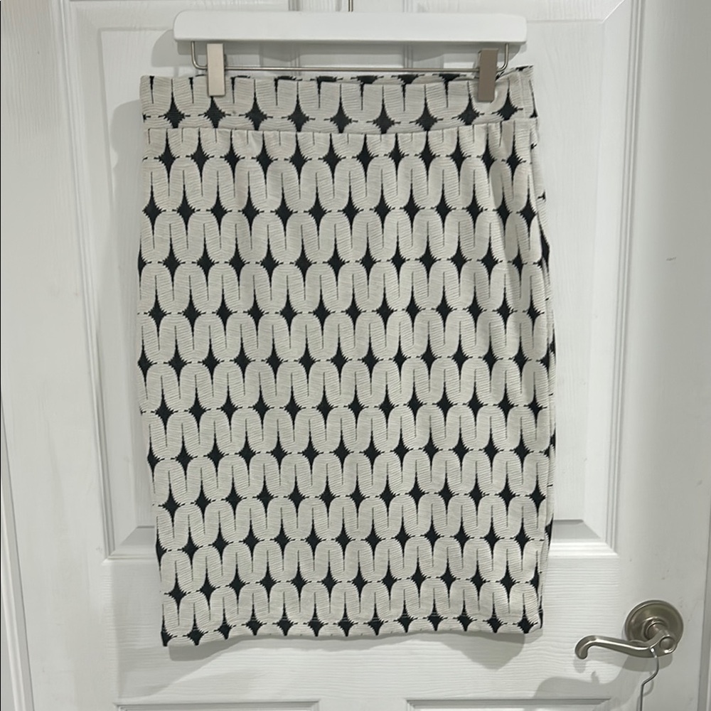 Textured Black/Creamy White Skirt Too big for me, my loss is your gain!